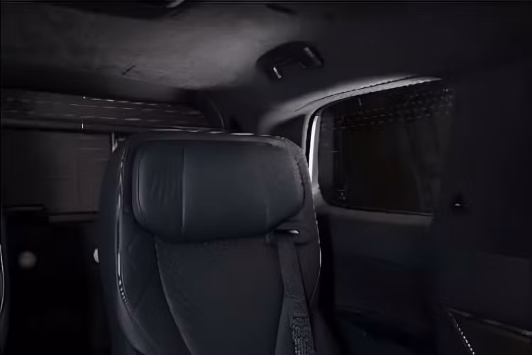 Thứ hai là hệ truyền động hybrid với máy xăng Dynamic Force 4 xi-lanh, hút khí tự nhiên, dung tích 2.5L, sản sinh công suất tối đa 188 mã lực và mô-men xoắn cực đại 236 Nm. Động cơ đi kèm với mô-tơ điện 5NM mạnh 180 mã lực và 270 Nm nằm trên cầu trước cùng hộp số e-CVT. Tổng cộng, xe có công suất tối đa 247 mã lực và dùng hệ dẫn động cầu trước.