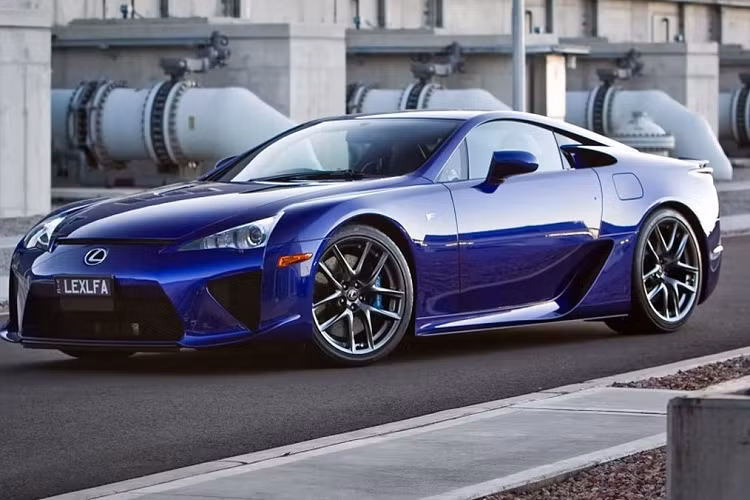 “Mọi người đều biết chúng tôi đang phát triển một chiếc xe hơi, và chiếc xe này [GR GT3] sẽ tham gia các giải đua ở châu Âu vào năm 2026… Thời điểm trên cũng trùng hợp với phiên bản thường của siêu xe này, với triết lý riêng theo đuổi bởi Toyota,” Rob Leupen – Giám đốc đội đua WEC Toyota (WEC) của Toyota nói với Motorsport.com.