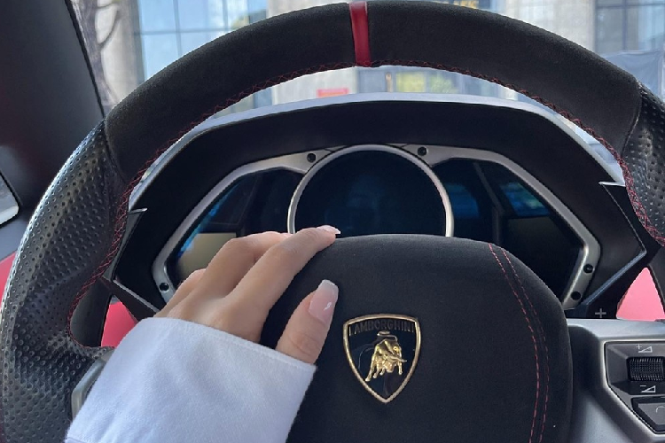 Nếu bạn đam mê siêu xe, có thể thấy các bóng hồng chủ yếu chọn Lamborghini Aventador để trải nghiệm, thay vào đó họ chọn các dòng xe Lamborghini Huracan vì dễ thuần phục dễ dàng hơn và giá bán lại rẻ.