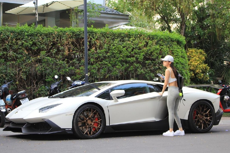 Chiếc siêu xe Lamborghini Aventador LP700-4 từng có thời gian gắn bó với hot girl 9x Jessie Lương trong cuộc sống, thậm chí, người đẹp này còn từng đăng ký tham gia 1 nhóm siêu xe, để phượt với những người cùng đam mê đi Phan Thiết cũng như 1 số địa danh khác, trước khi bán lại cho 1 showroom xe