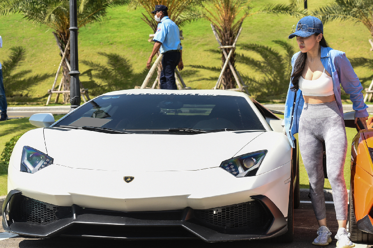 Sau 5 năm về nước, chiếc siêu xe Lamborghini Aventador mang gói độ LP720-4 50º Anniversario đã trải qua hơn 6 đời chủ, người mua gần nhất là 1 tay chơi xe miền Trung, nhưng do quá trình gia hạn biển không thành, anh đã trả xe về lại cho showroom bán xe ở Hà Nội.