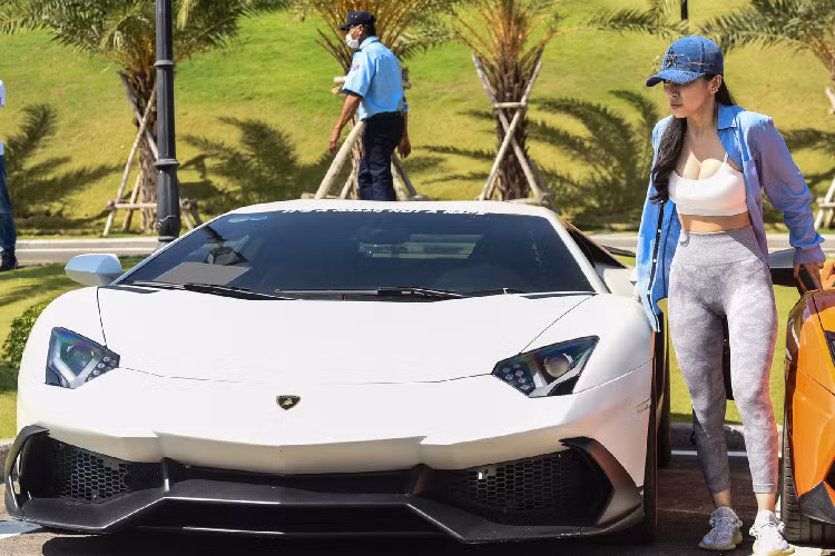 Sau 5 năm về nước, chiếc siêu xe Lamborghini Aventador mang gói độ LP720-4 50º Anniversario đã trải qua hơn 6 đời chủ, người mua gần nhất là 1 tay chơi xe miền Trung, nhưng do quá trình gia hạn biển không thành, anh đã trả xe về lại cho showroom bán xe ở Hà Nội.