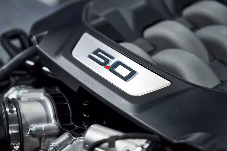 Trong khi đó bản cao cấp nhất Dark Horse sử dụng động cơ V8 5.0 lít đã được điều chỉnh tạo ra công suất gần 500 mã lực và mô-men xoắn 567 Nm (418 lb-ft).