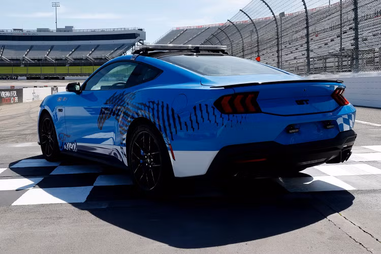 Ngoài ra còn có hai biến thể Mustang khác đang trên đường đến, theo một số ảnh chụp lén, mô hình mới có kích thước lớn hơn, phần mặt trước có tinh chỉnh và ống xả được thay đổi. Có thể đây chính là Shelby GT500 mới.