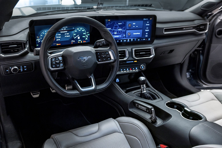 Tại Mỹ, giá xe Ford Mustang 2024 có mức khởi điểm từ 30.920 USD đến 61.865 USD. 2 phiên bản Mustang GT và Mustang GT Premium có giá lần lượt 41.495 USD và 46.015 USD. Ford Mustang bản tiêu chuẩn sẽ có động cơ 4 xi-lanh EcoBoost 2,3 lít tăng áp tạo ra 315 mã lực và mô-men xoắn 476 Nm (350 lb-ft).