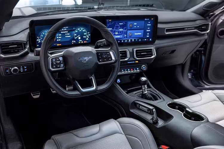 Tại Mỹ, giá xe Ford Mustang 2024 có mức khởi điểm từ 30.920 USD đến 61.865 USD. 2 phiên bản Mustang GT và Mustang GT Premium có giá lần lượt 41.495 USD và 46.015 USD. Ford Mustang bản tiêu chuẩn sẽ có động cơ 4 xi-lanh EcoBoost 2,3 lít tăng áp tạo ra 315 mã lực và mô-men xoắn 476 Nm (350 lb-ft).