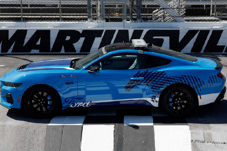 NASCAR 2023 sẽ có sự góp mặt của Ford Mustang GT Pace Car làm xe an toàn. Chiếc Mustang thế hệ mới sẽ có ngoại thất xanh Grabber Blue, kết hợp bộ tem đua đặc trưng Ford Performance, có thêm đèn tín hiệu trên nóc, cản trước và sau. Nhiệm vụ của xe an toàn trong NASCAR là đảm bảo an toàn cho các tay đua và khán giả thông qua việc điều chỉnh tốc độ và giữ khoảng cách giữa các xe.