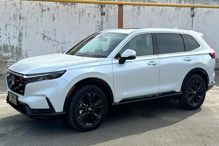 Theo kế hoạch do Honda công bố, thế hệ mới của dòng xe CR-V sẽ chính thức ra mắt Việt Nam vào ngày 25/10 tới đây. Trước thời điểm đó, hình ảnh một lô xe Honda CR-V 2024 mới được cho là chụp tại sân nhà máy đã lan truyền trên mạng. Qua hình ảnh này, có thể thấy 3 màu sơn của Honda CR-V thế hệ mới, bao gồm trắng, đỏ và xanh đậm.