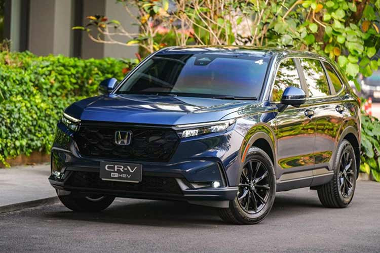 Hiện giá xe Honda CR-V 2024 có lẽ là điều khiến nhiều người tò mò nhất. Nguyên nhân là bởi hàng loạt đối thủ của Honda CR-V như Mazda CX-5 và Hyundai Tucson đều có giá bán khá hấp dẫn, khởi điểm dưới 800 triệu đồng. Nếu có giá bán quá cao so với đối thủ, mẫu xe nhà Honda sẽ gặp bất lợi không nhỏ khi cạnh tranh.