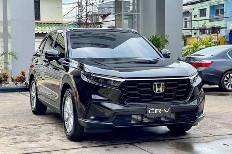 Hiện các đại lý Honda đều đã ồ ạt nhận cọc dành cho CR-V mới. Theo nhân viên tư vấn bán hàng tại đại lý, mẫu SUV cỡ C này sẽ có 2 tùy chọn động cơ, bao gồm máy xăng và hybrid (e:HEV).