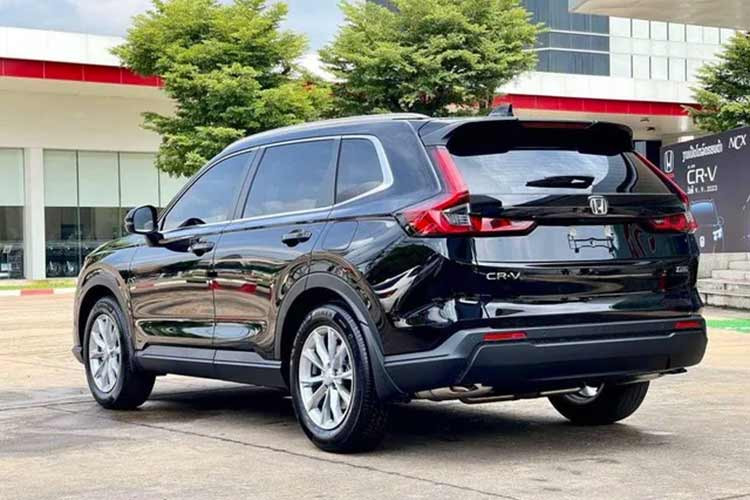 Trong đó, động cơ xăng là loại 4 xi-lanh, tăng áp, dung tích 1.5L, sản sinh công suất tối đa 190 mã lực và mô-men xoắn cực đại 242 Nm như cũ, đi kèm với hộp số biến thiên vô cấp CVT. Bù lại, Honda CR-V 2024 máy xăng có thêm tùy chọn hệ dẫn động 4 bánh toàn thời gian AWD thay vì chỉ dẫn động cầu trước FWD như thế hệ cũ.