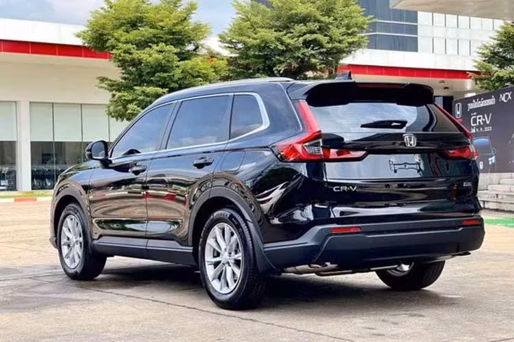 Trong đó, động cơ xăng là loại 4 xi-lanh, tăng áp, dung tích 1.5L, sản sinh công suất tối đa 190 mã lực và mô-men xoắn cực đại 242 Nm như cũ, đi kèm với hộp số biến thiên vô cấp CVT. Bù lại, Honda CR-V 2024 máy xăng có thêm tùy chọn hệ dẫn động 4 bánh toàn thời gian AWD thay vì chỉ dẫn động cầu trước FWD như thế hệ cũ.