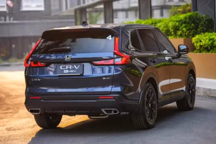 Thông tin từ đại lý cho biết Honda CR-V 2024 ở Việt Nam sẽ có 4 phiên bản, bao gồm G, L 2WD, L 4WD và e:HEV. Trong đó, 3 bản máy xăng G, L 2WD và L 4WD sẽ được lắp ráp tại Việt Nam còn bản e:HEV nhập khẩu nguyên chiếc từ Thái Lan.