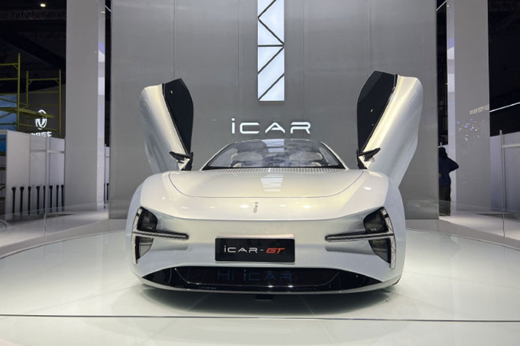 Đồng thời, iCAR-GT có thiết kế bầu trời rất cong, kéo dài từ đầu xe đến đuôi xe, tối ưu hóa không gian thị giác bên trong xe. iCAR-GT đã được Chery mang đến trưng bày tại triển lãm ô tô Thượng Hải 2023 và mẫu xe này được khá nhiều khách hàng thích thú. Dự kiến phiên bản thương mại của iCAR-GT sẽ sớm ra mắt tại Trung Quốc.