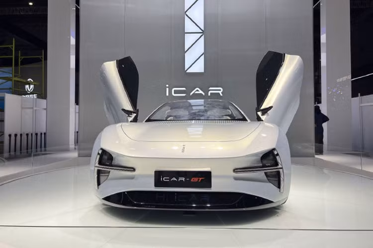 Đồng thời, iCAR-GT có thiết kế bầu trời rất cong, kéo dài từ đầu xe đến đuôi xe, tối ưu hóa không gian thị giác bên trong xe. iCAR-GT đã được Chery mang đến trưng bày tại triển lãm ô tô Thượng Hải 2023 và mẫu xe này được khá nhiều khách hàng thích thú. Dự kiến phiên bản thương mại của iCAR-GT sẽ sớm ra mắt tại Trung Quốc.