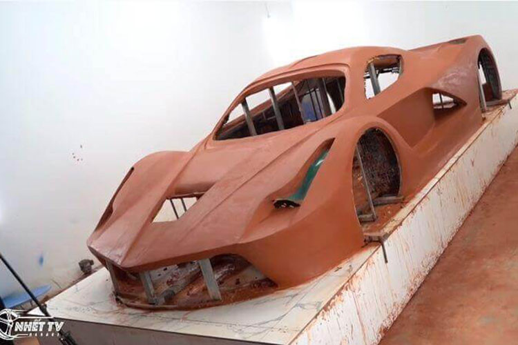 Để sao chép thành công chiếc siêu xe Ferrari LaFerrari tự chế, NHẾT TV đã sử chế tạo riêng phần khung kim loại, trong khi thân xe được hoàn thiện bằng sợi thủy tinh, ngay cả phần cửa xe cũng được nhóm này làm theo kiểu mở cánh bướm.