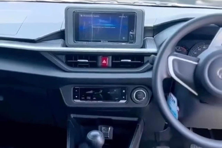 Mức giá xe Toyota Wigo 2023 hiện được nhận đặt cọc tại các đại lý dự kiến từ khoảng 370 đến 420 triệu đồng. Mức giá này cao hơn hơn 18 - 35 triệu đồng so với phiên bản tiền nhiệm.