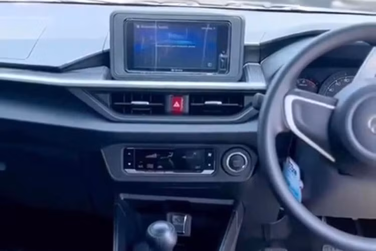 Mức giá xe Toyota Wigo 2023 hiện được nhận đặt cọc tại các đại lý dự kiến từ khoảng 370 đến 420 triệu đồng. Mức giá này cao hơn hơn 18 - 35 triệu đồng so với phiên bản tiền nhiệm.