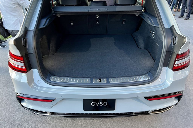 Đối với nội thất, Genesis GV80 Coupe 2025 gần như thừa hưởng mọi thứ từ GV80 2025. Theo đó, xe được trang bị vô lăng đáy phẳng, bảng điều khiển trung tâm được thiết kế lại với bộ điều khiển hệ thống thông tin giải trí dạng xoay và cần số dạng quay, cũng như màn hình OLED 27 inch mới trên bảng điều khiển.