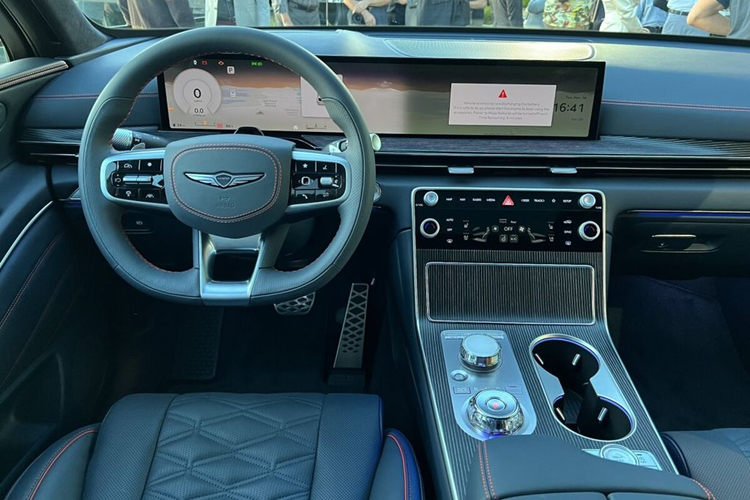 Về cơ bản, kiểu dáng của Genesis GV80 Coupe 2025 không quá khác biệt so với GV80 tiêu chuẩn, ngoại trừ phần mui làm dốc về phía đuôi xe.