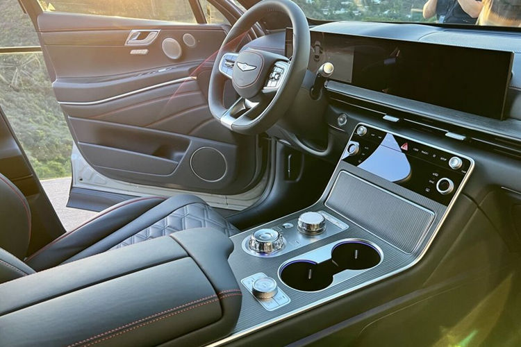 Còn lại các chi tiết trên xe giống với GV80 facelift, từ đèn pha LED microlens array (MLA) mới, lưới tản nhiệt được làm mềm mại hơn ở các góc và mắt lưới có thiết kế đường đôi mới.