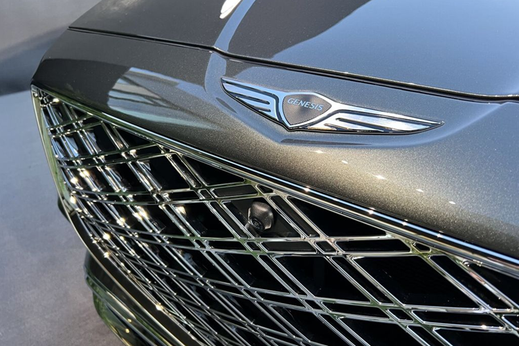 Theo Genesis, GV80 Coupe 2025 sẽ có thêm những đường khâu độc đáo ở một số chi tiết và các điểm nhấn bằng carbon, đồng thời bổ sung thêm kim loại trên bàn đạp phanh và ga để tăng độ bám.