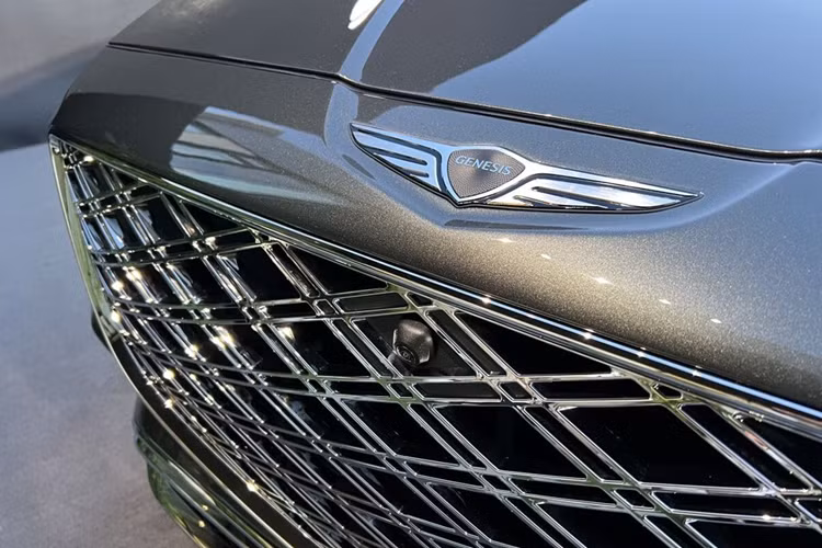 Theo Genesis, GV80 Coupe 2025 sẽ có thêm những đường khâu độc đáo ở một số chi tiết và các điểm nhấn bằng carbon, đồng thời bổ sung thêm kim loại trên bàn đạp phanh và ga để tăng độ bám.