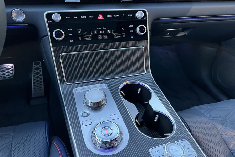 Hốc hút gió lớn mang đến cái nhìn thể thao hơn cho chiếc SUV. Genesis GV80 Coupe 2025 được trang bị bộ mâm kích thước 20 inch hoặc 22 inch độc quyền. Ở phía sau, xe còn có cánh lướt gió tích hợp với đèn phanh phụ chạy ngang đuôi.