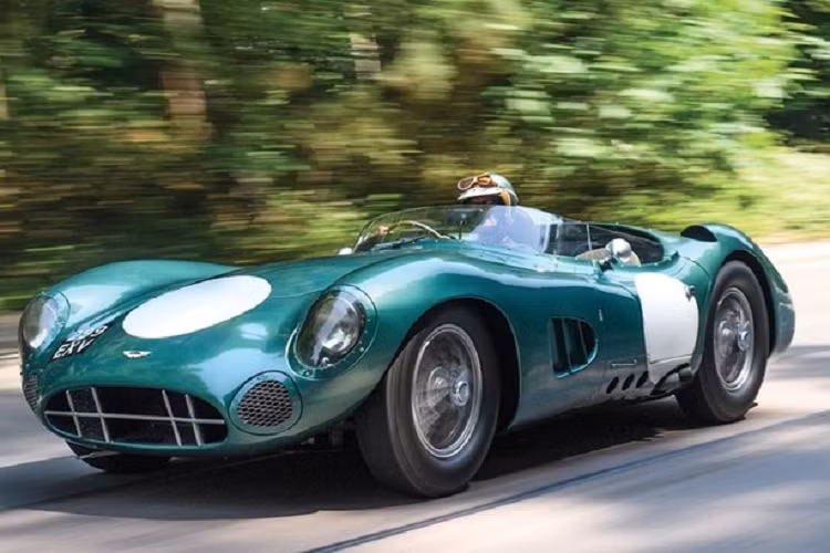  Aston Martin DBR1 1956 Chiếc xe năm trong top ôtô hiếm nhất thế giới hiện nay đầu tiên chính là Aston Martin DBR1, nó được tạo ra để thi đấu trong giải vô địch xe thể thao thế giới. Sau đó, chiếc xe này đã trở thành một biểu tượng trong lịch sử đua xe của thương hiệu Aston Martin nói riêng và nước Anh nói chung.