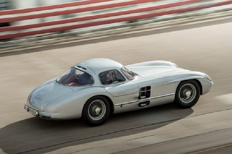  Mercedes đã bán 1 chiếc 300 SLR Uhlenhaut Coupe đời 1955 để tài trợ cho chương trình học bổng dành cho sinh viên lĩnh vực khoa học môi trường và khử carbon.