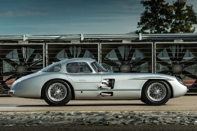 Mẫu xe này được đặt theo tên của người sáng tạo và kỹ sư trưởng Rudolf Uhlenhaut. Đồng thời, đây cũng là mẫu xe có ý nghĩa to lớn trong quá trình phát triển của Mercedes-Benz, thúc đẩy kỹ thuật của hãng trong những năm 1950.