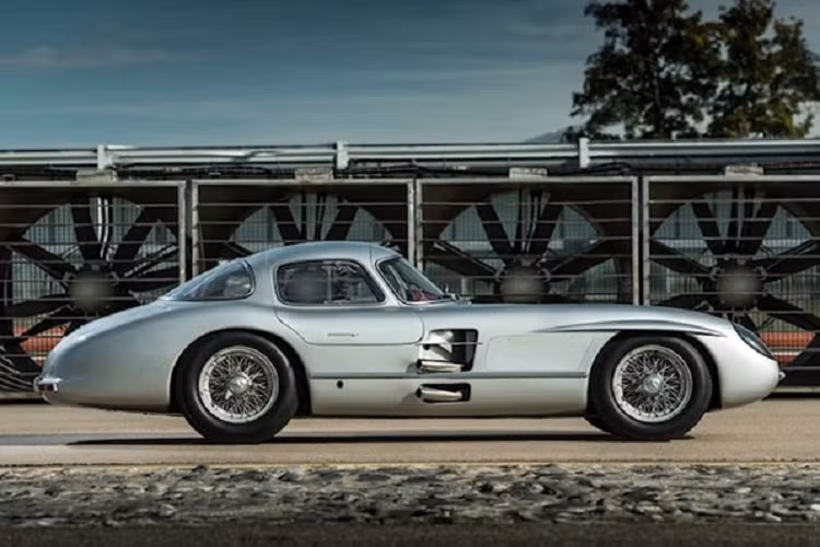 Mẫu xe này được đặt theo tên của người sáng tạo và kỹ sư trưởng Rudolf Uhlenhaut. Đồng thời, đây cũng là mẫu xe có ý nghĩa to lớn trong quá trình phát triển của Mercedes-Benz, thúc đẩy kỹ thuật của hãng trong những năm 1950.