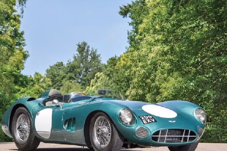 Chiếc xe này không chỉ vô địch giải 24 Hours of Le Mans năm 1956 mà còn là 1 trong 3 chiếc xe giành chiến thắng trong giải vô địch xe thể thao thế giới cùng năm đó. 2 chiếc còn lại đều là của Ferrari.