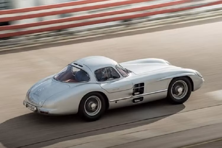  Mercedes đã bán 1 chiếc 300 SLR Uhlenhaut Coupe đời 1955 để tài trợ cho chương trình học bổng dành cho sinh viên lĩnh vực khoa học môi trường và khử carbon.