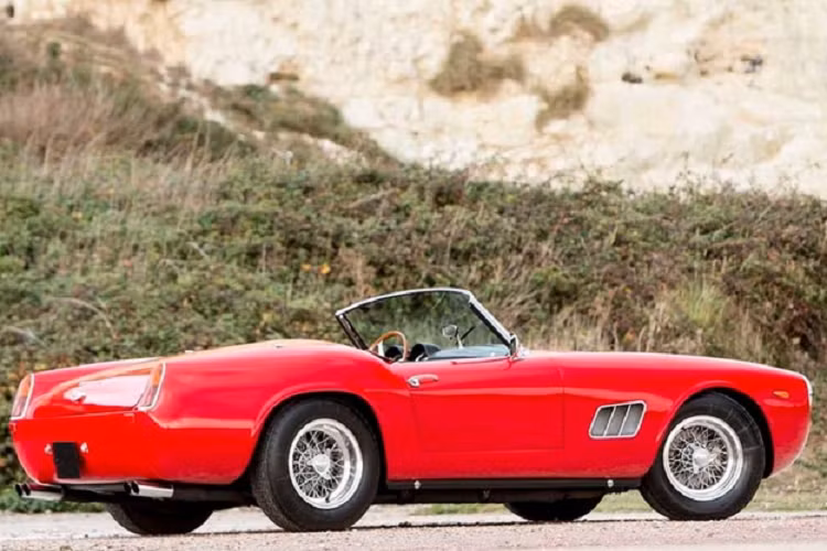 Ước tính, hiện chỉ có 36 chiếc còn tồn tại. Nếu may mắn tìm được một chiếc Ferrari 250 GT California SWB Spider thì giá của chúng sẽ không dưới 15 triệu USD (khoảng hơn 353 tỷ đồng).