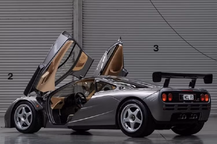 Ngoài khung gầm tương tự F1, McLaren F1 LM còn có các bộ phận dành cho xe đua như phanh gốm carbon, gói khí động học và động cơ không giới hạn. Điều này có ngĩa chúng chạy nhanh hơn những chiếc xe đua trên cùng đường đua hợp chuẩn.