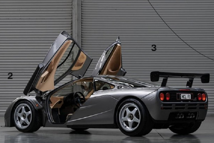 Ngoài khung gầm tương tự F1, McLaren F1 LM còn có các bộ phận dành cho xe đua như phanh gốm carbon, gói khí động học và động cơ không giới hạn. Điều này có ngĩa chúng chạy nhanh hơn những chiếc xe đua trên cùng đường đua hợp chuẩn.