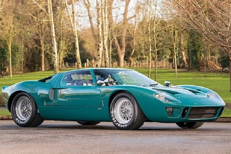  Ford GT40 Mk I Ford chế tạo tổng cộng 31 chiếc GT40, tất cả số này đều được sản xuất tại nhà máy Ford Advanced ở Anh quốc. Chúng chỉ khác những chiếc xe đua ở các chi tiết đắt tiền như thảm, túi đựng đồ bằng vải ở cửa, bật lửa và bánh xe thời thượng.