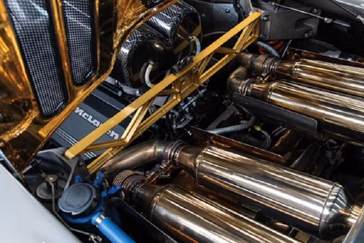 Mẫu xe này cho công suất 671 mã lực trong khi chỉ nặng khoảng 1,06 tấn và đứng đầu danh sách xe nhanh nhất thế giới. Theo kế hoạch, McLaren F1 LM sẽ được sơn màu cam quen thuộc của xe đua Bruce McLaren. Tuy nhiên, 2 chiếc xuất xưởng dành cho Quốc vương Brunei lại có màu đen.