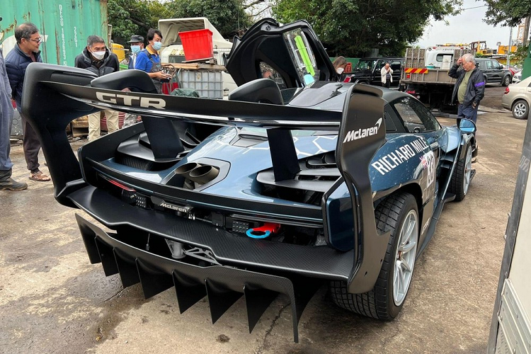 Chiếc xe McLaren Senna GTR về Việt Nam có màu sơn xanh - crôm cá tính cùng các họa tiết nổi bật như tên thương hiệu đồng hồ Richard Mille, Quốc kỳ Anh cùng nhiều chi tiết ở ngoại thất xe được làm từ sợi carbon. Chiếc siêu xe dành cho đường đua McLaren Senna GTR này có con số 33 ở ngoại thất.