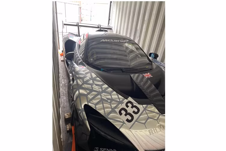 Trên toàn thế giới chỉ có đúng 75 chiếc McLaren Senna GTR được phát triển dành cho các khách hàng VIP của hãng, trong đó, đơn vị nhập khẩu xe trong nước đã mua lại của 1 đại gia Hồng Kông. Đây không phải là chiếc siêu xe đường đua McLaren Senna GTR đầu tiên xuất hiện tại Đông Nam Á, lý do là đã có 1 chiếc xe Senna GTR xuất hiện tại đại lý McLaren Singapore vào tháng 9/2020.