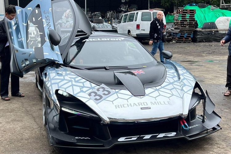 Gần 1 năm trôi qua, chỉ có chiếc xe McLaren Senna tiêu chuẩn lộ diện, đã ra biển số và bàn giao cho ông Đặng Lê Nguyên Vũ, còn tin tức của chiếc siêu xe McLaren Senna GTR vẫn là 1 ẩn số. Tuy nhiên, mới đây, đơn vị nhập chiếc McLaren Senna GTR về Việt Nam đã chia sẻ những hình ảnh về siêu phẩm đường đua này.