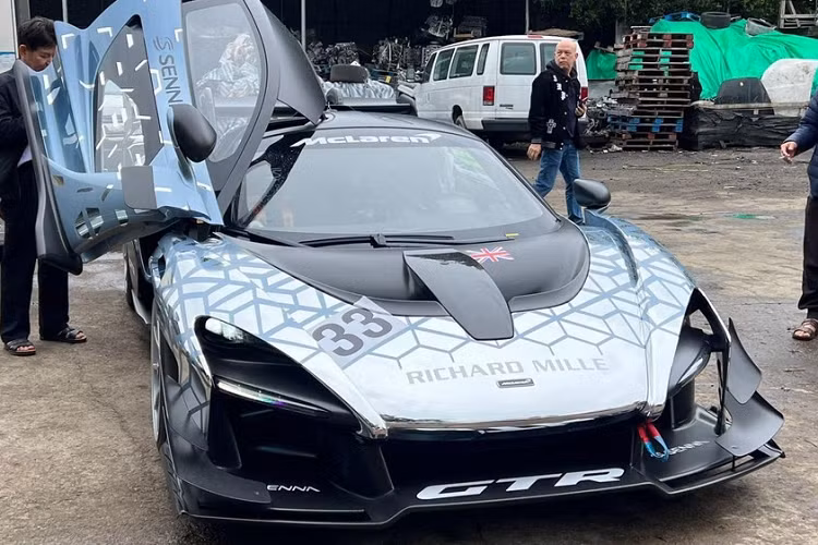Gần 1 năm trôi qua, chỉ có chiếc xe McLaren Senna tiêu chuẩn lộ diện, đã ra biển số và bàn giao cho ông Đặng Lê Nguyên Vũ, còn tin tức của chiếc siêu xe McLaren Senna GTR vẫn là 1 ẩn số. Tuy nhiên, mới đây, đơn vị nhập chiếc McLaren Senna GTR về Việt Nam đã chia sẻ những hình ảnh về siêu phẩm đường đua này.