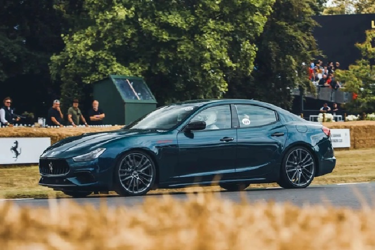 Về nội thất, bên trong khoang cabin của Ghibli 334 Ultima là loại da Pale Terracotta giống với chiếc 5000 GT. Trên phần tựa đầu của ghế vẫn là biểu tượng “cây đinh ba” đặc trưng nhưng ở phiên bản đặc biệt này còn có thêm dòng chữ "V8 Ultima".