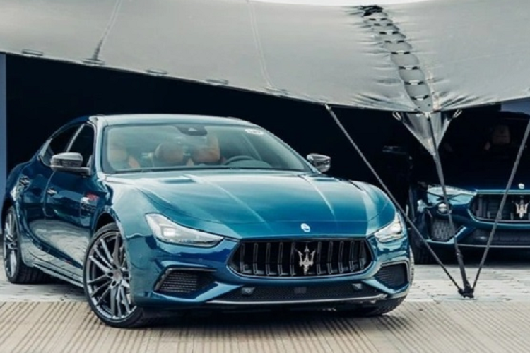 Để giúp xe bứt tốc nhanh, giảm trọng lượng cải tiến lốp, Ghibli 334 Ultima còn được trang bị nhiều chi tiết làm từ sợi carbon như: líp cản trước, ốp hốc gió, tay nắm cửa, ốp gương, cánh lướt gió sau, các trụ B và C…