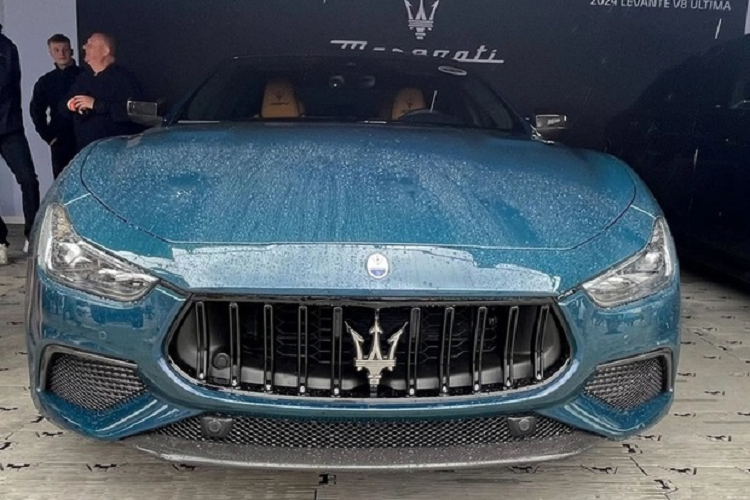 Chiếc xe sedan Maserati Ghibli 334 Ultima mới ra mắt này sở hữu ngoại thất màu xanh Scia di Persia riêng, đi cùng một vài chi tiết màu đỏ Rubino làm điểm nhấn.