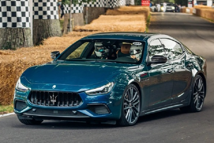 Con số "334" trong tên xe là để nhấn mạnh tốc độ tối đa của Maserati Ghibli 334 Ultima 2023 mới tính theo km/h. Tốc độ này giúp xe lập kỷ lục là chiếc sedan nhanh nhất thế giới, hơn cả Bentley Flying Spur Speed.