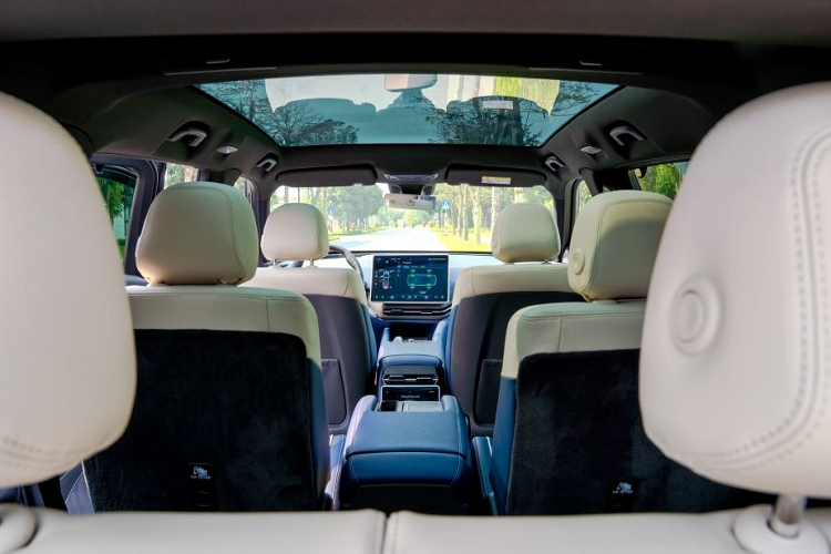 Món phụ kiện rẻ nhất VinFast đang bán là gối cổ chữ U có giá 170 nghìn đồng. Các sản phẩm như áo, mũ, ô nằm trong tầm giá 400 – 550 nghìn đồng. Đối với những dòng sản phẩm dành cho xe ôtô, mức giá sẽ cao hơn, lên đến vài triệu đồng.