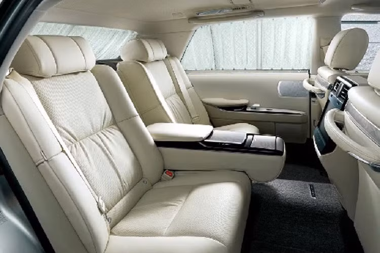 Có tên mã nội bộ là 100D, Toyota Century SUV được đồn là sẽ không sử dụng cơ sở gầm bệ dẫn động cầu sau. Thay vào đó, mẫu SUV siêu sang này sẽ được phát triển dựa trên cơ sở gầm bệ TNGA-K dẫn động cầu trước, tương tự những người anh em cùng thương hiệu như Venza, RAV4, Highlander và Grand Highlander.