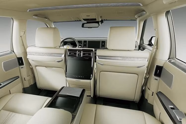 Theo tờ Bestcarweb của Nhật Bản, Toyota Century SUV sẽ sở hữu màu sơn đặc trưng là đỏ nâu Maroon nhằm tạo ra hình ảnh mẫu xe trưởng thành, phù hợp với các doanh nhân giàu có. Bên trong Toyota Century SUV sẽ là không gian nội thất 2 hàng ghế nhằm mang đến cảm giác thoải mái nhất cho hành khách phía sau kiêm chủ nhân đích thực của xe.